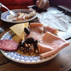 "Comiendo una picada frente al mar en Santa Clara"