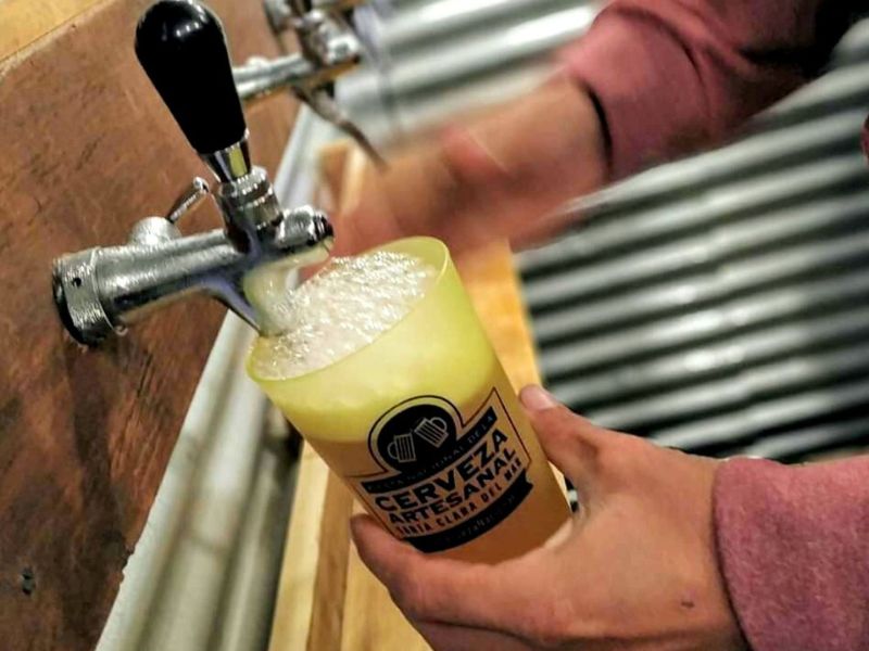 "Tirada de una cerveza artesanal en Santa Clara del Mar"