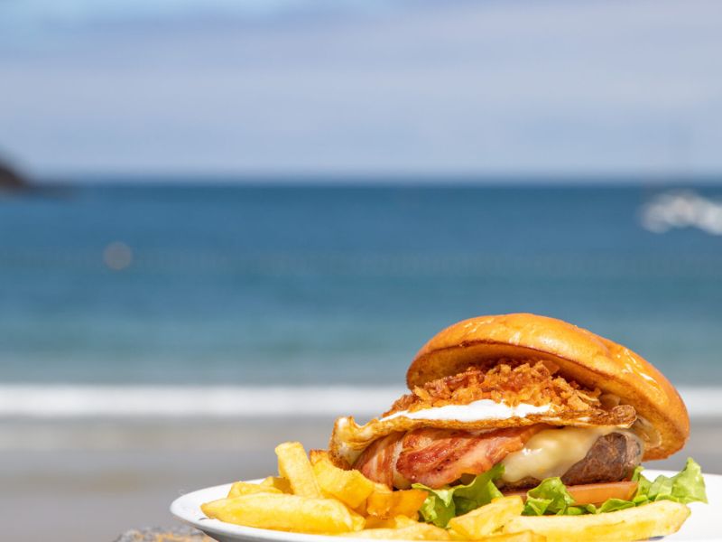 "Disfrutando de una hamburguesa en la playa de Santa Clara del Mar"