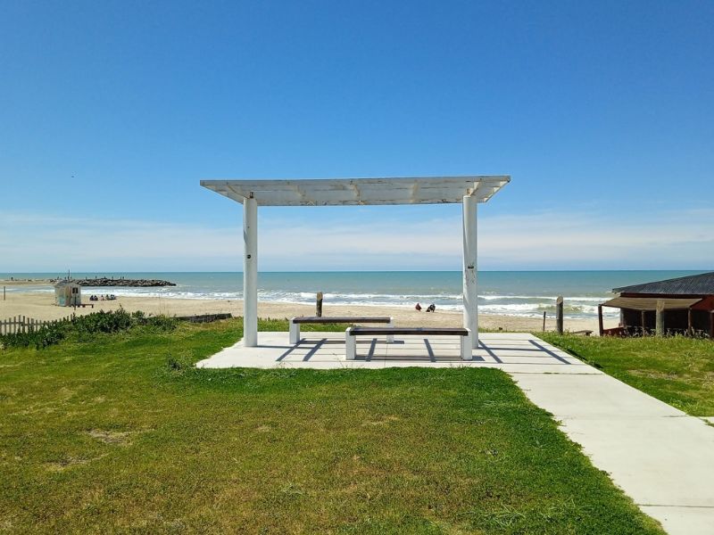 "Paseo costanero de Santa Clara del Mar con vista al mar"