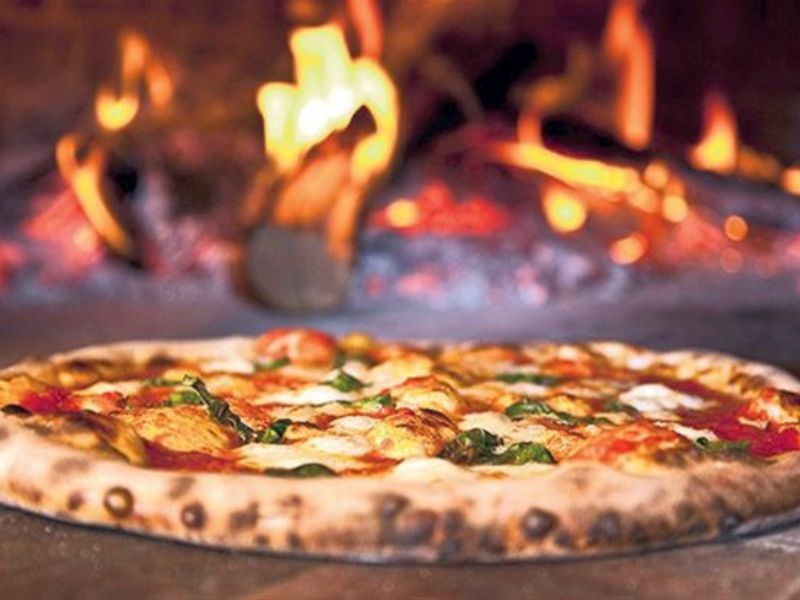 "Pizza a la piedra tipica en Santa Clara del Mar"