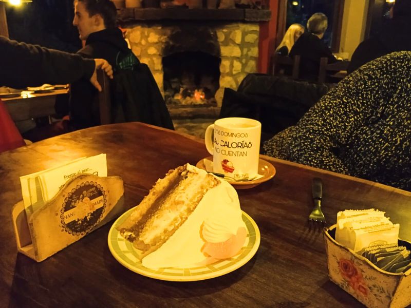 "Comiendo una torta artesanal con dulce de leche en Santa Clara del Mar"