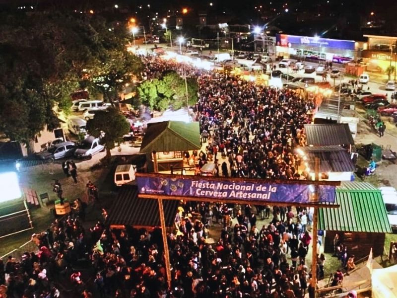 "Turistas disfrutando de actividades y eventos en Santa Clara del Mar"