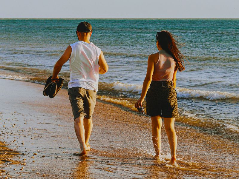 "Consejos para alquilar en Santa Clara del Mar – pareja paseando por la playa"